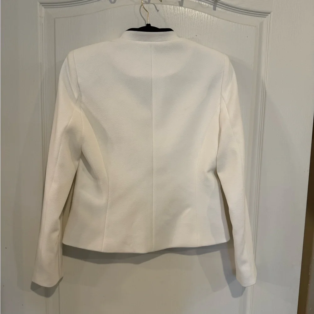 Calvin Klein women’s white 2 button long sleeve blazer black trim sz 4. No flaws - Picture 3 of 7